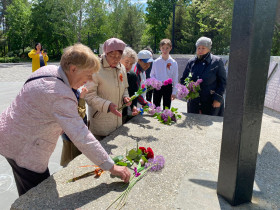 Возложение цветов к подножию памятника погибшим землякам.