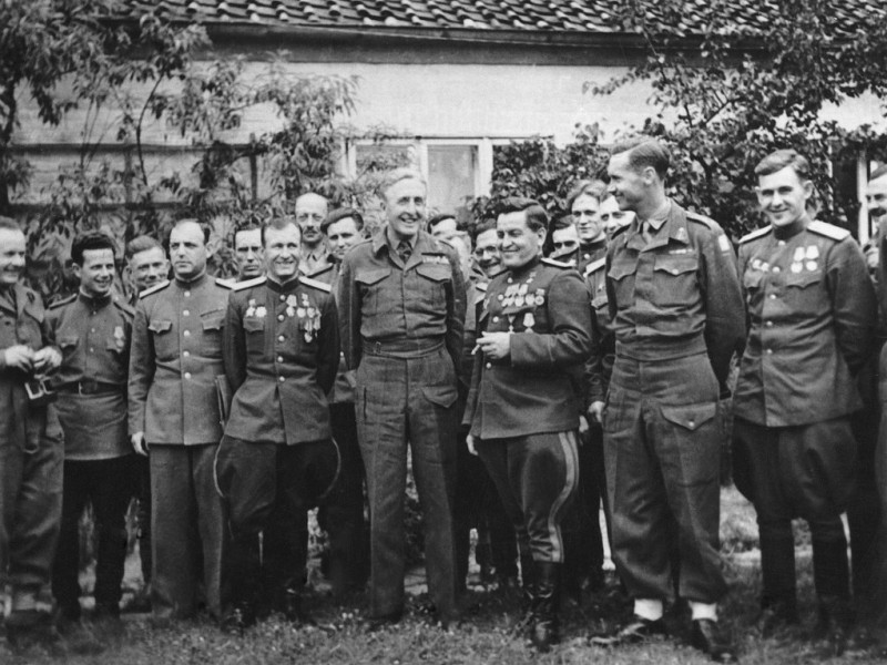 25 апреля - Памятная дата военной истории России - Встреча советских и американских войск на Эльбе (1945 год).